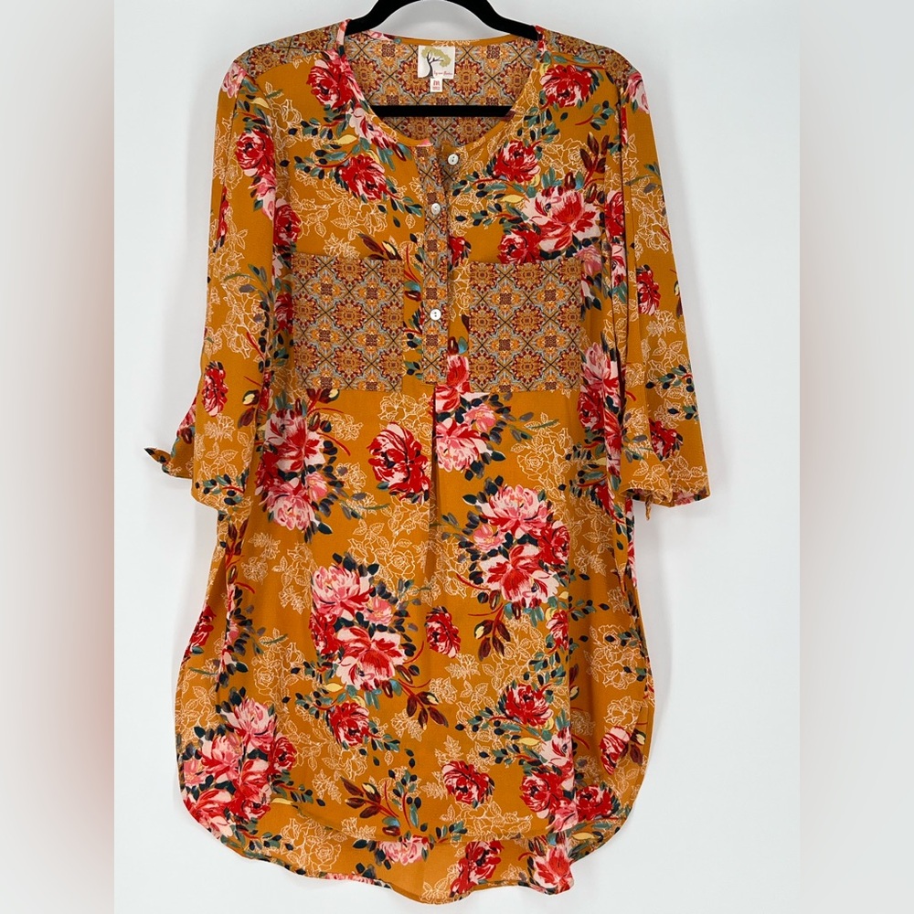 Fig & Flower Anthropologie women's‎ gold with red floral design blouse or tunic